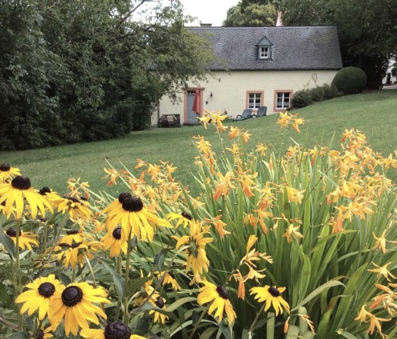 Liebevoll angelegte Beete vorm Alten BACKHAUS Liebevoll angelegte Beete vorm Alten BACKHAUS
