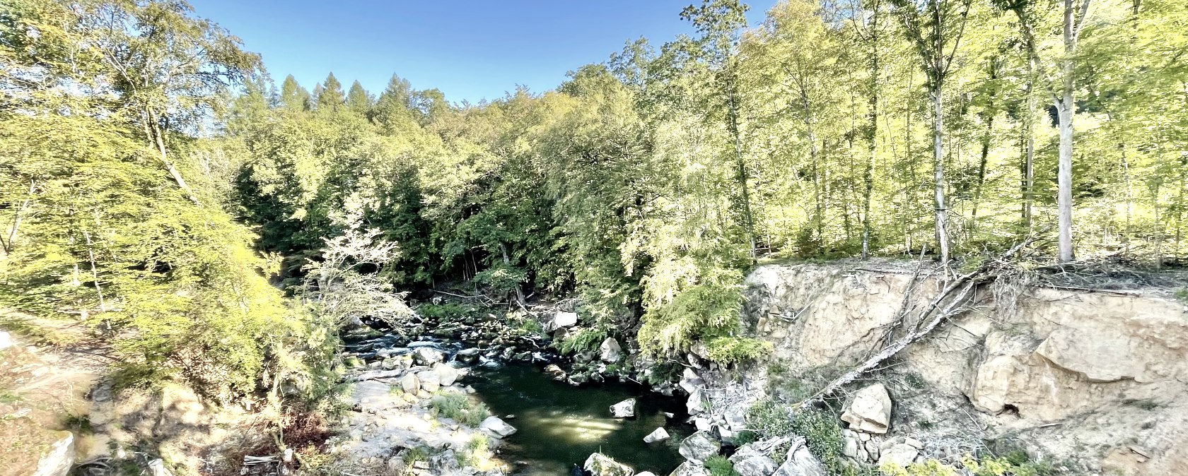 Blick von der Hängebrücke auf die Stromschnellen der Prüm, © Naturpark Südeifel, Ansgar Dondelinger Blick von der Hängebrücke auf die Stromschnellen der Prüm, © Naturpark Südeifel, Ansgar Dondelinger