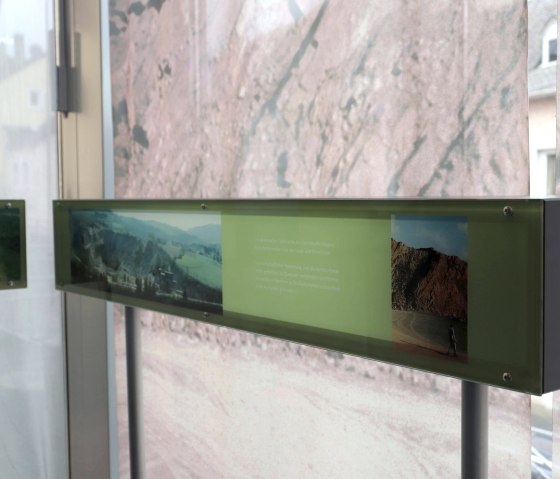 Devonium - Infos Steinbruch, © Tourist-Information Islek, Ingrid Wirtzfeld Devonium - Infos Steinbruch, © Tourist-Information Islek, Ingrid Wirtzfeld