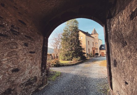 Blick durchs Tor, Schloss Roth, © Felsenland Südeifel Tourismus GmbH, AC Krebs Blick durchs Tor, Schloss Roth, © Felsenland Südeifel Tourismus GmbH, AC Krebs