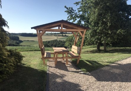 Sitzgelegenheit mit Ausblick vor dem Ferienhaus, © Feha Zum Mühlbachtal Sitzgelegenheit mit Ausblick vor dem Ferienhaus, © Feha Zum Mühlbachtal