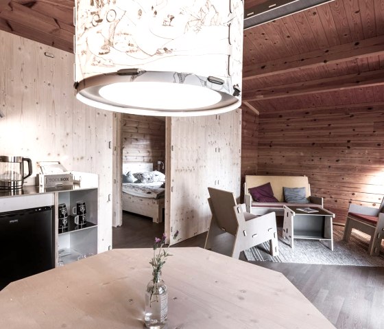 destinature Dorf Blockhuette Wohnbereich, © destinature destinature Dorf Blockhuette Wohnbereich, © destinature