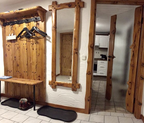 Eingangsbereich mit Tür zur Küche, © Feha Zum Mühlbachtal Eingangsbereich mit Tür zur Küche, © Feha Zum Mühlbachtal