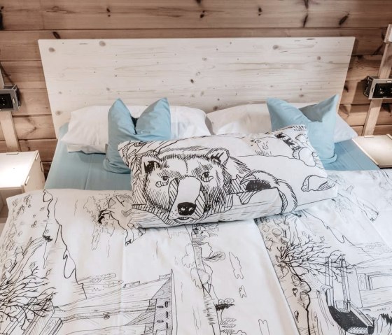 destinature Dorf Blockhuette Schlafzimmer Bett, © destinature destinature Dorf Blockhuette Schlafzimmer Bett, © destinature