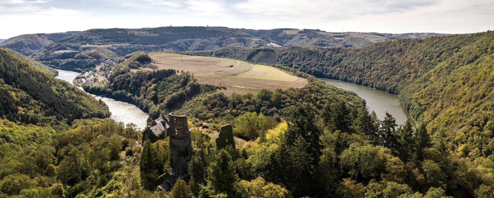 Ourtalschleife mit Burgruine Falkenstein, © Felsenland Südeifel Tourismus GmbH Ourtalschleife mit Burgruine Falkenstein, © Felsenland Südeifel Tourismus GmbH