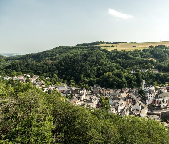 View of Neuerburg while hiking on the Neuer-Burg-Weg trail, © Eifel Tourismus GmbH, D. Ketz View of Neuerburg while hiking on the Neuer-Burg-Weg trail, © Eifel Tourismus GmbH, D. Ketz