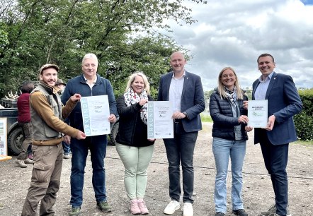 Freuen sich über die Zertifizierung der Grundschule Daleiden (v.l.): Bo Raber (Fachkraft Naturpark Südeifel), Herbert Maus (Ortsbürgermeister Daleiden), Sandra Dhur (Schulleiterin Grundschule Daleiden), Andreas kruppert (Verbandsvorsteher Zweckverband Naturpark Südeifel), Daniela Torgau (Geschäftsführung Zweckverband Naturpark Südeifel) und Johannes Kuhl (Bürgermeister Verbandgemeinde Arzfeld)., © Naturpark Südeifel/Ansgar Dondelinger Freuen sich über die Zertifizierung der Grundschule Daleiden (v.l.): Bo Raber (Fachkraft Naturpark Südeifel), Herbert Maus (Ortsbürgermeister Daleiden), Sandra Dhur (Schulleiterin Grundschule Daleiden), Andreas kruppert (Verbandsvorsteher Zweckverband Naturpark Südeifel), Daniela Torgau (Geschäftsführung Zweckverband Naturpark Südeifel) und Johannes Kuhl (Bürgermeister Verbandgemeinde Arzfeld)., © Naturpark Südeifel/Ansgar Dondelinger