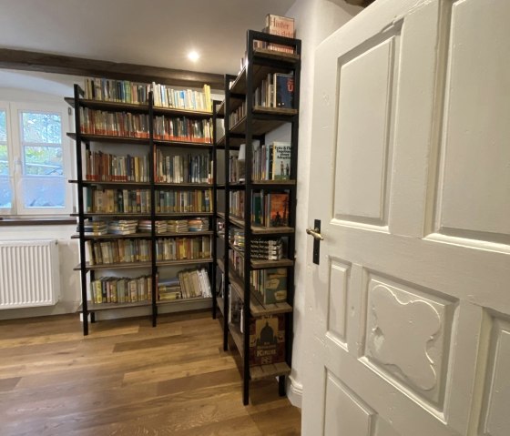 Bibliothek mit Arbeitsplatz, © Hanna Weires Bibliothek mit Arbeitsplatz, © Hanna Weires