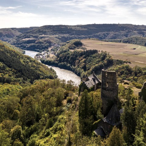 Blick auf Burg Falkenstein und die Our, © Eifel Tourismus GmbH, Dominik Ketz Blick auf Burg Falkenstein und die Our, © Eifel Tourismus GmbH, Dominik Ketz
