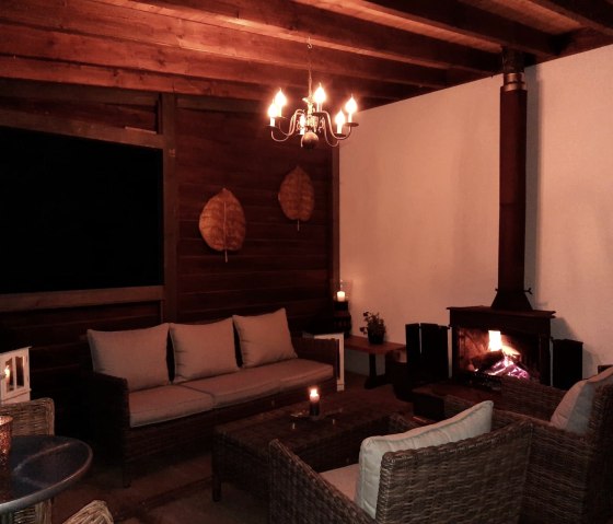 Überdachte Terrasse am Abend, © Joop Holkenborg Überdachte Terrasse am Abend, © Joop Holkenborg