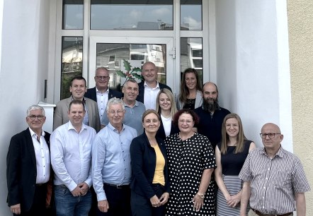 Haben den Kooperationsvertrag unterzeichnet: 1. Reihe: Otmar Banz (Verbandsgemeindeverwaltung Bitburger Land), Ben Scheuer (Natur- & Geopark Mëllerdall), Emile Eicher (Naturpark Our), Daniela Torgau (Zweckverband Naturpark Südeifel), Francine Keiser (für die Gemeinde Parc Hosingen In Vertretung des Office Régional du Tourisme Éislek), Carole Hartmann (für die Stadt Echternach In Vertretung des Office Régional du Tourisme Région Mullerthal – Petite Suisse Luxembourgeoise), Dieter Müller (Kontaktstelle Interreg VI A Großregion für das Land Rheinland-Pfalz). 2. Reihe: Johannes Kuhl (Bürgermeister Verbandsgemeinde Arzfeld), Alfred Wirtz („Internationa-les Sport-, Kultur- und Freizeitzentrum Ralingen-Rosport-Mompach“), Anna Carina Krebs (Bür-germeisterin Verbandsgemeinde Südeifel), Claude Daman (für die Gemeinde Weiswampach in gemeinsamer Vertretung der beiden luxemburgischen „Kooperationsgemeinden“ Weiswam-pach und Reisdorf). 3. Reihe: Michael Holstein (Bürgermeister Verbandsgemeinde Trier-Land), Andreas Kruppert (Landrat Eifelkreis Bitburg-Prüm und Verbandsvorsteher Zweckverband Naturpark Südeifel), Janine Fischer (Bürgermeisterin Verbandsgemeinde Bitburger Land und Verbandsvorsteherin Zweckverband Feriengebiet Bitburger Land). , © Naturprk Südeifel/Ansgar Dondelinger Haben den Kooperationsvertrag unterzeichnet: 1. Reihe: Otmar Banz (Verbandsgemeindeverwaltung Bitburger Land), Ben Scheuer (Natur- & Geopark Mëllerdall), Emile Eicher (Naturpark Our), Daniela Torgau (Zweckverband Naturpark Südeifel), Francine Keiser (für die Gemeinde Parc Hosingen In Vertretung des Office Régional du Tourisme Éislek), Carole Hartmann (für die Stadt Echternach In Vertretung des Office Régional du Tourisme Région Mullerthal – Petite Suisse Luxembourgeoise), Dieter Müller (Kontaktstelle Interreg VI A Großregion für das Land Rheinland-Pfalz). 2. Reihe: Johannes Kuhl (Bürgermeister Verbandsgemeinde Arzfeld), Alfred Wirtz („Internationa-les Sport-, Kultur- und Freizeitzentrum Ralingen-Rosport-Mompach“), Anna Carina Krebs (Bür-germeisterin Verbandsgemeinde Südeifel), Claude Daman (für die Gemeinde Weiswampach in gemeinsamer Vertretung der beiden luxemburgischen „Kooperationsgemeinden“ Weiswam-pach und Reisdorf). 3. Reihe: Michael Holstein (Bürgermeister Verbandsgemeinde Trier-Land), Andreas Kruppert (Landrat Eifelkreis Bitburg-Prüm und Verbandsvorsteher Zweckverband Naturpark Südeifel), Janine Fischer (Bürgermeisterin Verbandsgemeinde Bitburger Land und Verbandsvorsteherin Zweckverband Feriengebiet Bitburger Land). , © Naturprk Südeifel/Ansgar Dondelinger