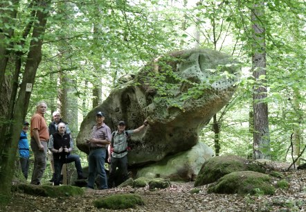 Wandergruppe am "Opferaltar", © Felsenland Südeifel Tourismus GmbH, Elke Wagner Wandergruppe am "Opferaltar", © Felsenland Südeifel Tourismus GmbH, Elke Wagner