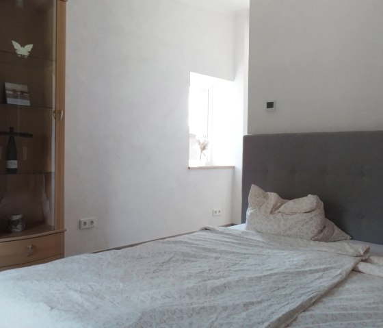 FeWo Hühn Schlafzimmer(c)TIBitMeS (2) FeWo Hühn Schlafzimmer(c)TIBitMeS (2)