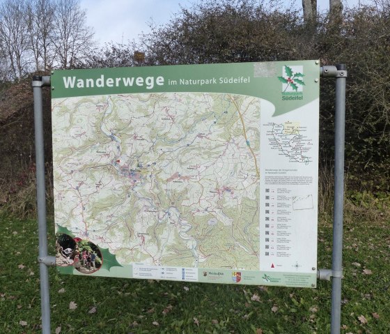 Wandertafel am Parkplatz in Waxweiler, © Tourist-Information Islek Wandertafel am Parkplatz in Waxweiler, © Tourist-Information Islek