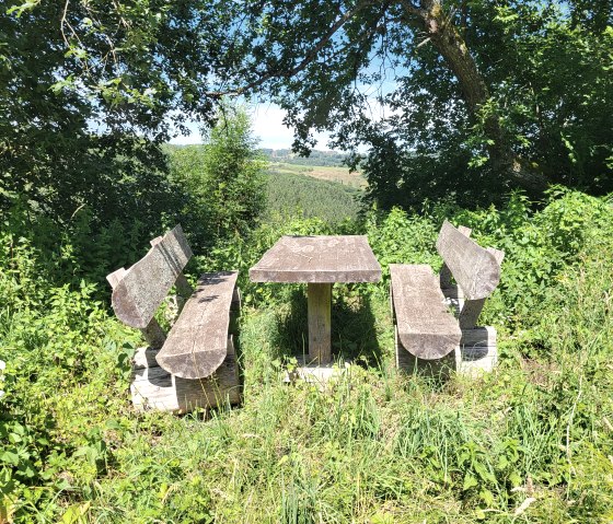 Gemütliche Sitzgruppe am Wanderweg, © Tourist-Information Islek, Ingrid Wirtzfeld Gemütliche Sitzgruppe am Wanderweg, © Tourist-Information Islek, Ingrid Wirtzfeld