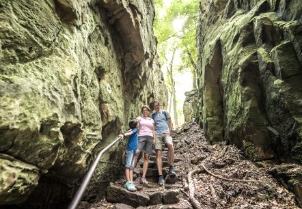 Hinunter in die Teufelsschlucht auf der Teuflischen Acht, © Felsenland Südeifel Tourismus GmbH Hinunter in die Teufelsschlucht auf der Teuflischen Acht, © Felsenland Südeifel Tourismus GmbH