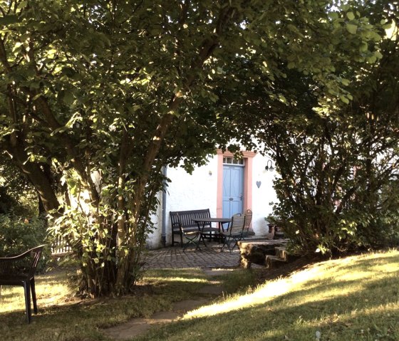 Weg zum BACKHAUS unter Haselnussbäumen Weg zum BACKHAUS unter Haselnussbäumen