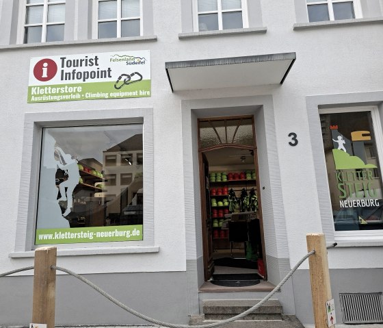 Infopoint und Kletterausrüstungsverleih Neuerburg, © Felsenland Südeifel Tourismus GmbH Infopoint und Kletterausrüstungsverleih Neuerburg, © Felsenland Südeifel Tourismus GmbH