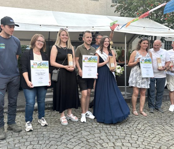 Siegerehrung Deutschlands schönster Wanderweg 2024 mit den Erst-, Zweit- und Drittplatzierten. , © Felsenland Südeifel Tourismus GmbH. Siegerehrung Deutschlands schönster Wanderweg 2024 mit den Erst-, Zweit- und Drittplatzierten. , © Felsenland Südeifel Tourismus GmbH.