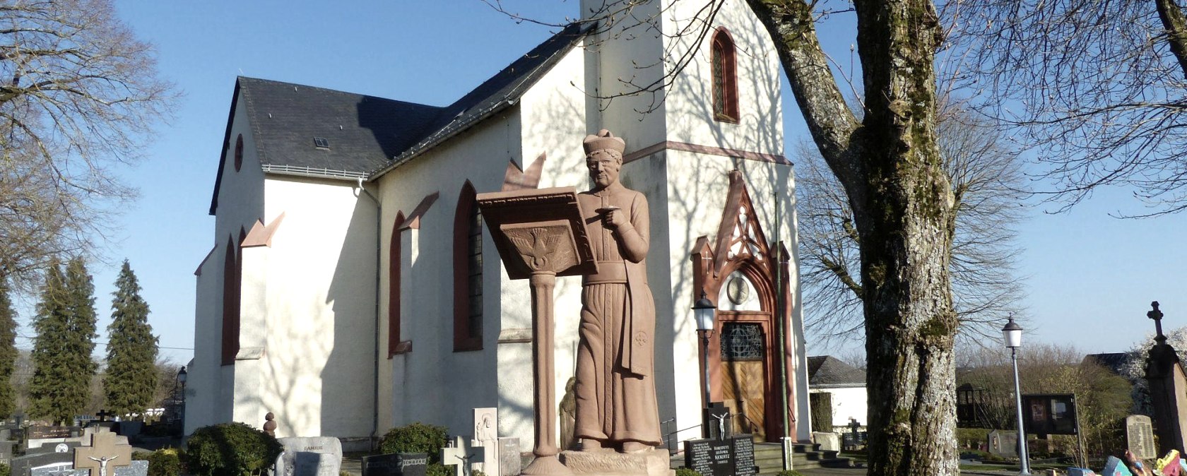 Kirche Eschfeld Statue Ch. März, © Tourist-Information Islek, Ingrid Wirtzfeld Kirche Eschfeld Statue Ch. März, © Tourist-Information Islek, Ingrid Wirtzfeld