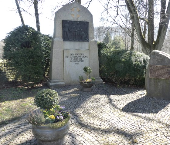 Klöppelkriegdenkmal Arzfeld, © Tourist-Information Islek Klöppelkriegdenkmal Arzfeld, © Tourist-Information Islek
