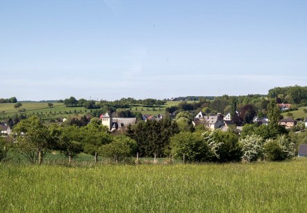 Blick auf Dudeldorf mit der Burg, © TI Bitburger Land Blick auf Dudeldorf mit der Burg, © TI Bitburger Land