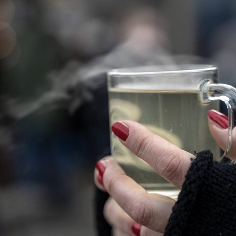 Hand mit Glühweintasse, © Pixabay Hand mit Glühweintasse, © Pixabay