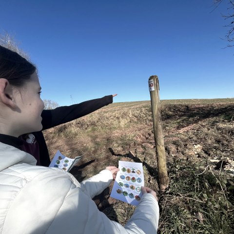 Kinder beim Wander-Bingo 2 Kinder beim Wander-Bingo 2