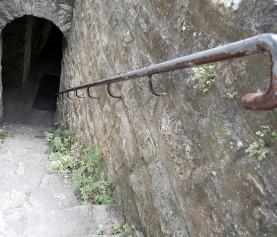 Hinunter in den Keller der Prümerburg, © Elke Wagner Hinunter in den Keller der Prümerburg, © Elke Wagner