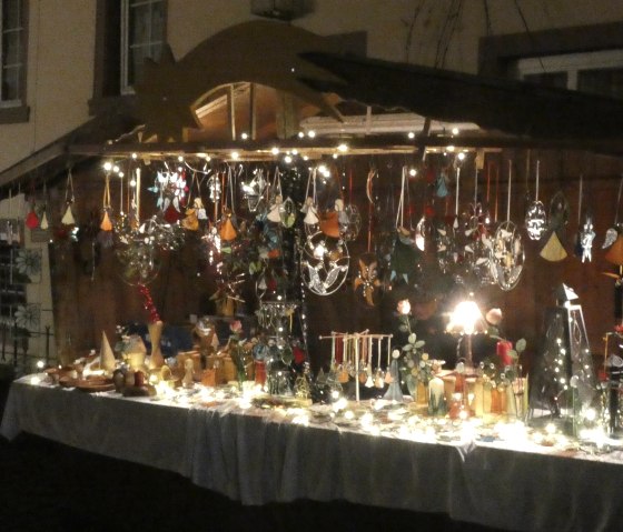 Stand mit Glasschmuck, © Tourist Information Bitburger Land Stand mit Glasschmuck, © Tourist Information Bitburger Land