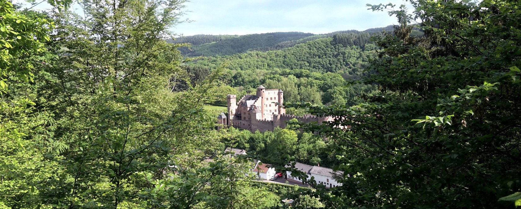Hamm Castle is picturesquely enthroned amidst green forests and hills, surrounded by lush vegetation and a clear sky., © TI Bitburger Land Hamm Castle is picturesquely enthroned amidst green forests and hills, surrounded by lush vegetation and a clear sky., © TI Bitburger Land