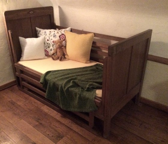 Antikes Kinderbett im ALTEN BACKHAUS Antikes Kinderbett im ALTEN BACKHAUS