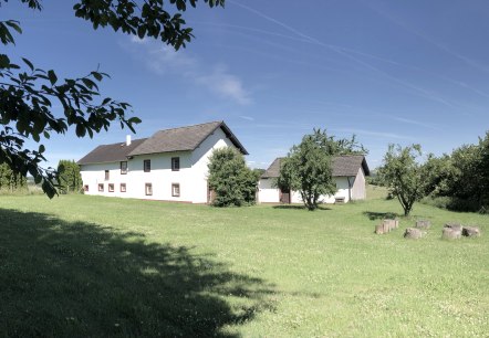 Rückansicht des Hauses mit großer Wiese Rückansicht des Hauses mit großer Wiese