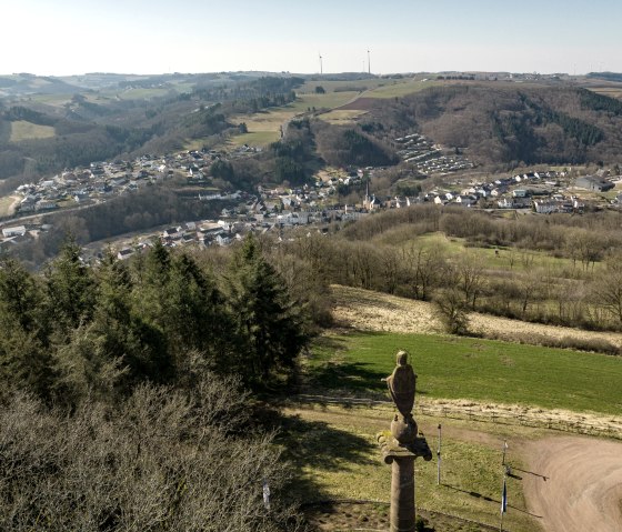 Marian column with a view of Waxweiler and the Prümtal valley, © Eifel Tourismus GmbH, D. Ketz Marian column with a view of Waxweiler and the Prümtal valley, © Eifel Tourismus GmbH, D. Ketz