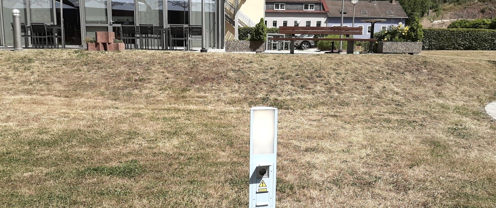 Ladestation hinter Hotel Euvea Neuerburg, © Felsenland Südeifel Tourismus GmbH Ladestation hinter Hotel Euvea Neuerburg, © Felsenland Südeifel Tourismus GmbH