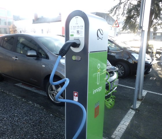 nächstgelegene E-Tankstelle Bedaplatz für 2 Autos, © Bernd Pütz nächstgelegene E-Tankstelle Bedaplatz für 2 Autos, © Bernd Pütz
