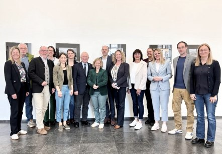 Umweltministerin Katrin Eder mit Vertreterinnen und Vertretern der rheinland-pfälzischen Naturparke, © Anna Carina Krebs Umweltministerin Katrin Eder mit Vertreterinnen und Vertretern der rheinland-pfälzischen Naturparke, © Anna Carina Krebs