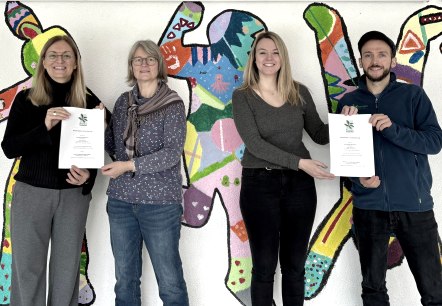 Von links: Daniela Torgau (Geschäftsführung Zweckverband Naturpark Südeifel), Beate Baur (Schulleitung Grundschule Bollendorf), Anna Carina Krebs (Bürgermeisterin Verbandsgemeinde Südeifel) und Bo Raber (Naturpark Fachkraft BNE), © Naturpark Südeifel/Ansgar Dondelinger Von links: Daniela Torgau (Geschäftsführung Zweckverband Naturpark Südeifel), Beate Baur (Schulleitung Grundschule Bollendorf), Anna Carina Krebs (Bürgermeisterin Verbandsgemeinde Südeifel) und Bo Raber (Naturpark Fachkraft BNE), © Naturpark Südeifel/Ansgar Dondelinger