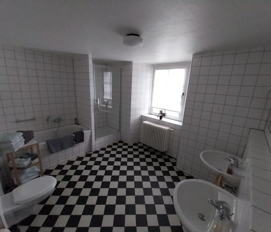 Bad mit Wanne und Dusche Bad mit Wanne und Dusche