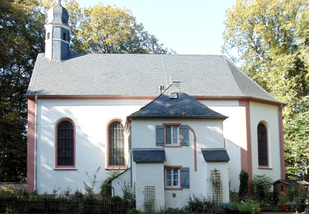 Die Schankweiler Klause ist eine kleine Kapelle mit einem angrenzenden Gebäude, umgeben von Bäumen und einem gepflegten Garten., © Chr. Teuschler Die Schankweiler Klause ist eine kleine Kapelle mit einem angrenzenden Gebäude, umgeben von Bäumen und einem gepflegten Garten., © Chr. Teuschler