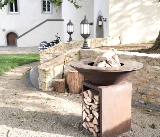 Innenhof mit Feuerstelle Innenhof mit Feuerstelle