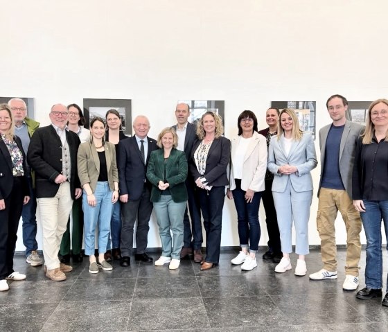 Umweltministerin Katrin Eder mit Vertreterinnen und Vertretern der rheinland-pfälzischen Naturparke, © Anna Carina Krebs Umweltministerin Katrin Eder mit Vertreterinnen und Vertretern der rheinland-pfälzischen Naturparke, © Anna Carina Krebs