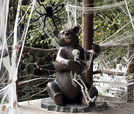 Halloween Bär mit Skelett, © TI Bitburger Land Halloween Bär mit Skelett, © TI Bitburger Land