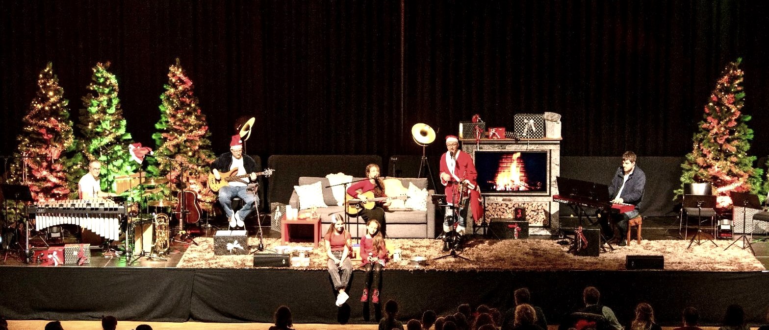 Kinderkonzert weihnachtliche Bühne, © Rainer Tures Band Kinderkonzert weihnachtliche Bühne, © Rainer Tures Band