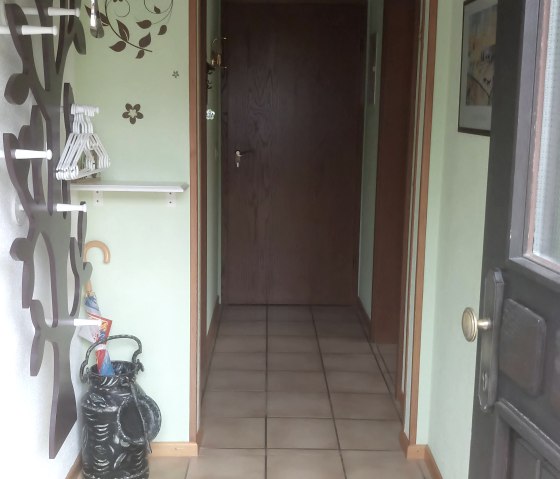 Flur / EIngangsbereich der Ferienwohnung, © Karin Zewe Flur / EIngangsbereich der Ferienwohnung, © Karin Zewe