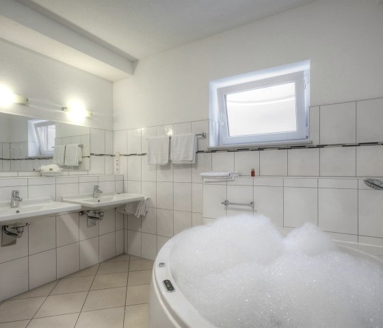 Whirlpol in Suite K 6 Whirlpol in Suite K 6