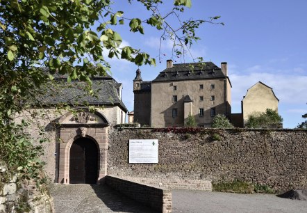 Eingang mit Burgtor, © Tourist-Information Bitburger Land Eingang mit Burgtor, © Tourist-Information Bitburger Land