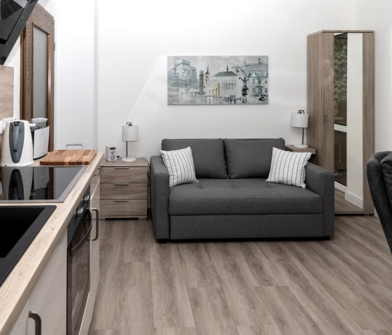 APT - gemütliches Schlafsofa im Wohnbereich, © Gerhard Müller APT - gemütliches Schlafsofa im Wohnbereich, © Gerhard Müller