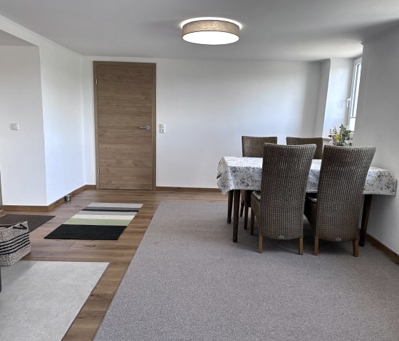 Blick aus dem Wohnzimmer ins Esszimmer Blick aus dem Wohnzimmer ins Esszimmer