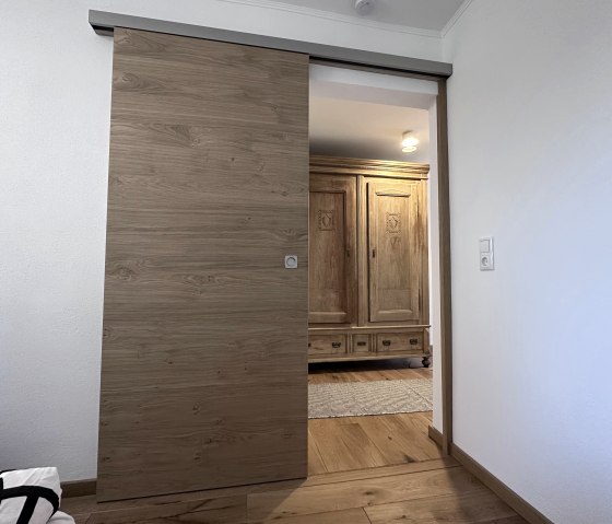 Alter Bauernschrank auf dem Flur Alter Bauernschrank auf dem Flur